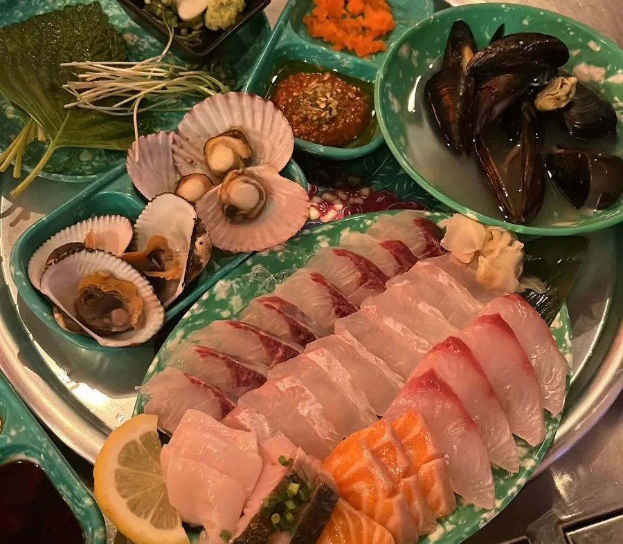 種類豊富で新鮮な刺身を一度に楽しめる