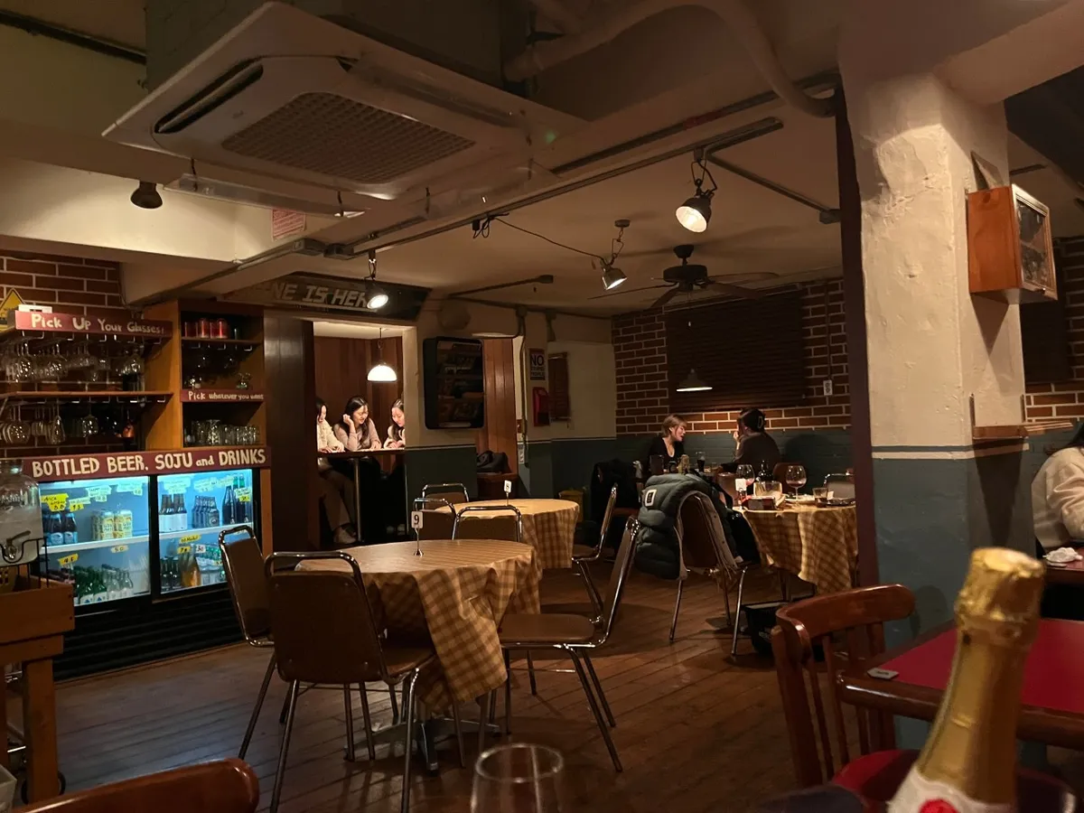 隠れ家のようなアジト感と落ち着いた空間