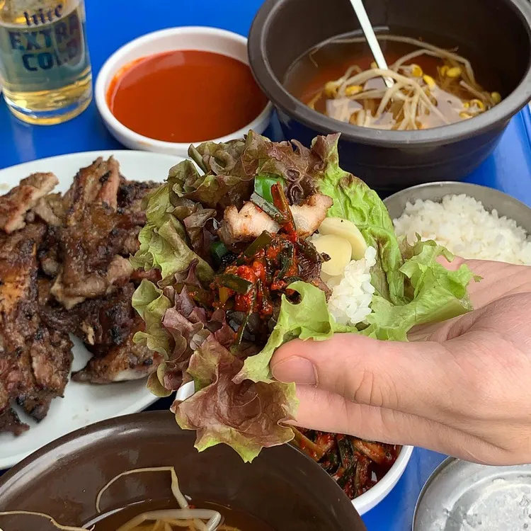 ほんのり甘くて柔らかい「炭火焼き豚カルビ」