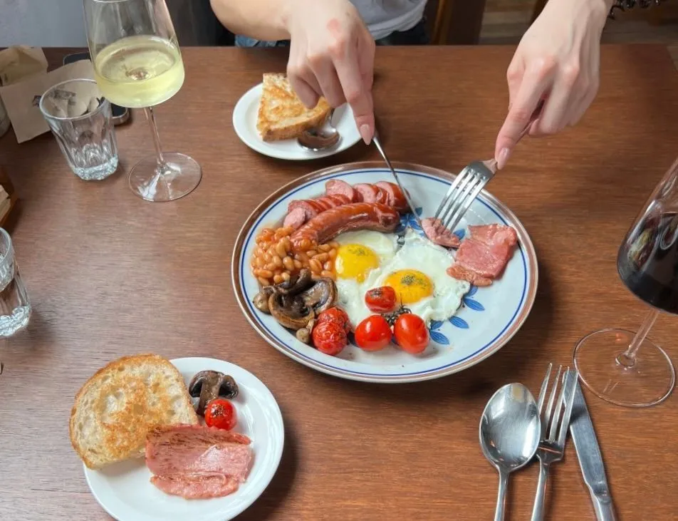昼間はブランチメニュー中心のカフェとして営業