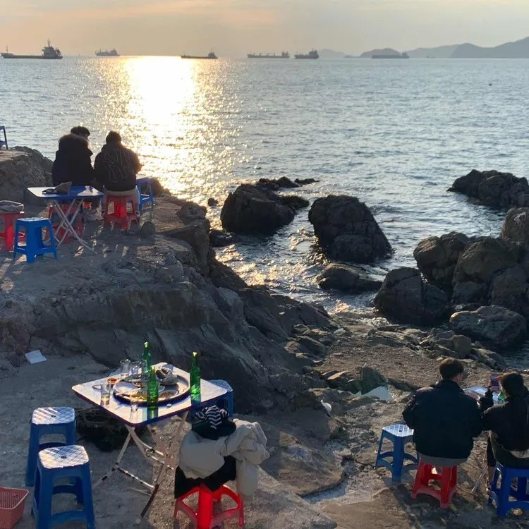 海を眺めながら“昼飲み”を楽しめる場所