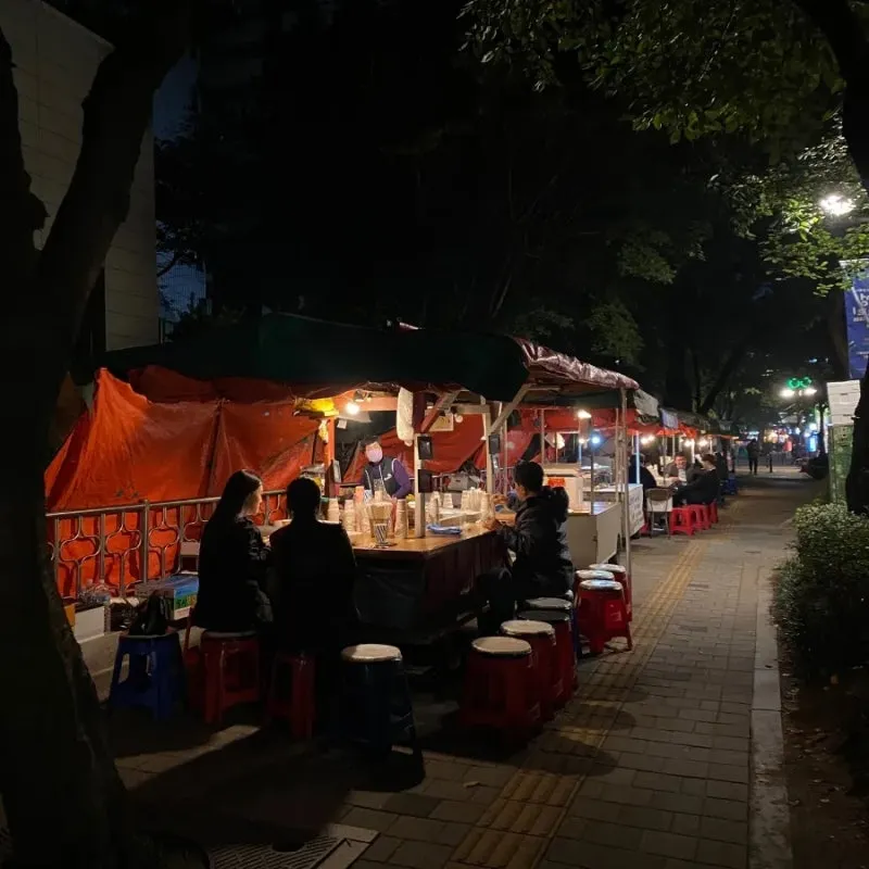 毎日夕方から深夜遅くまで営業