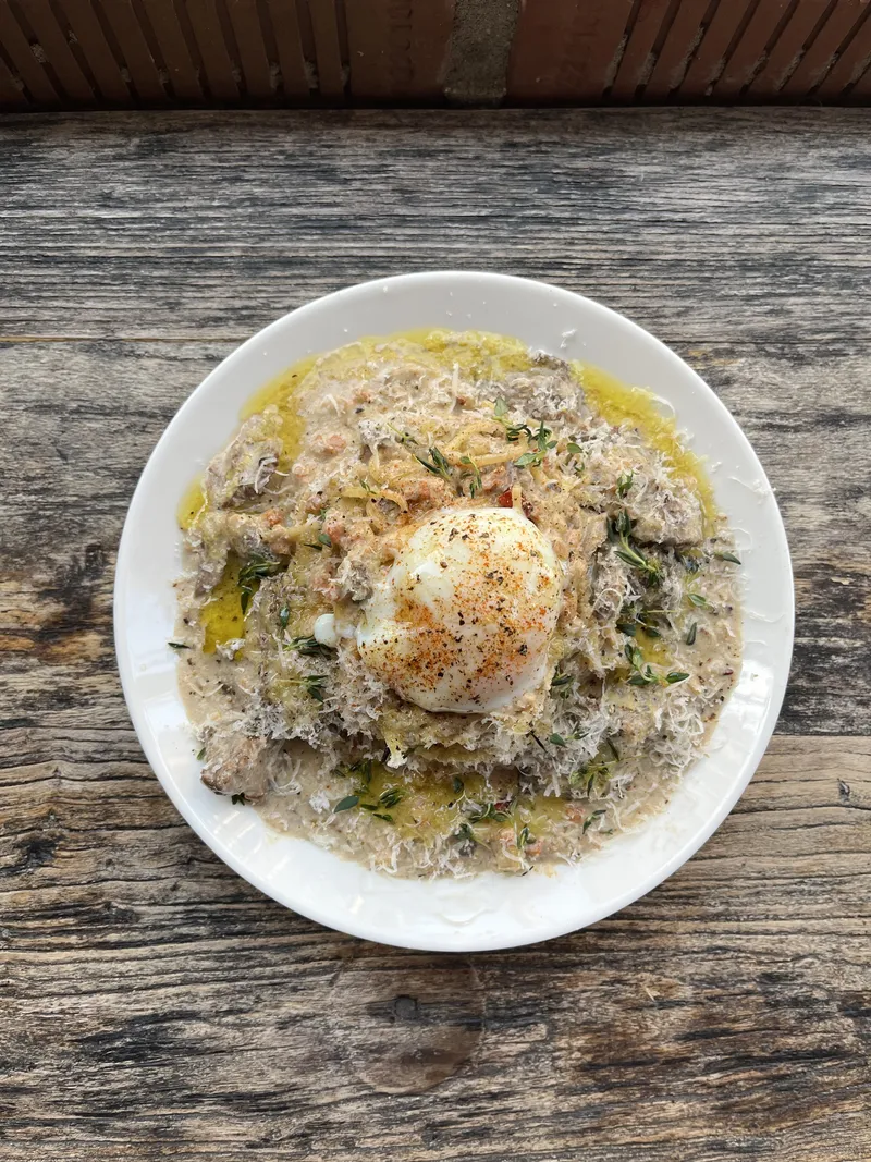 ポーチドエッグがのったホワイトラグーパスタ