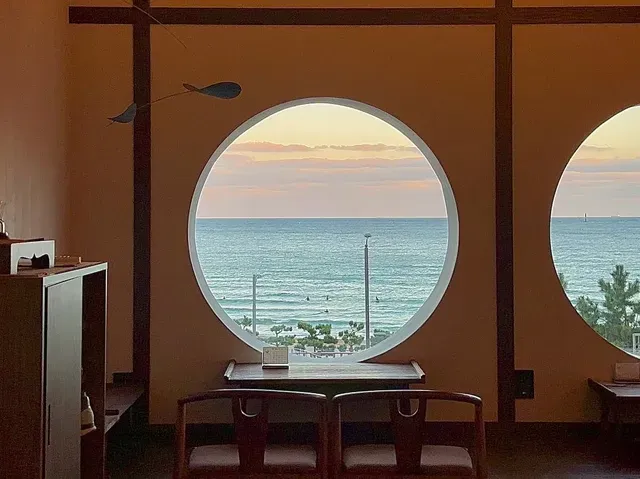 松亭の海と韓屋の魅力を同時に楽しめるカフェ