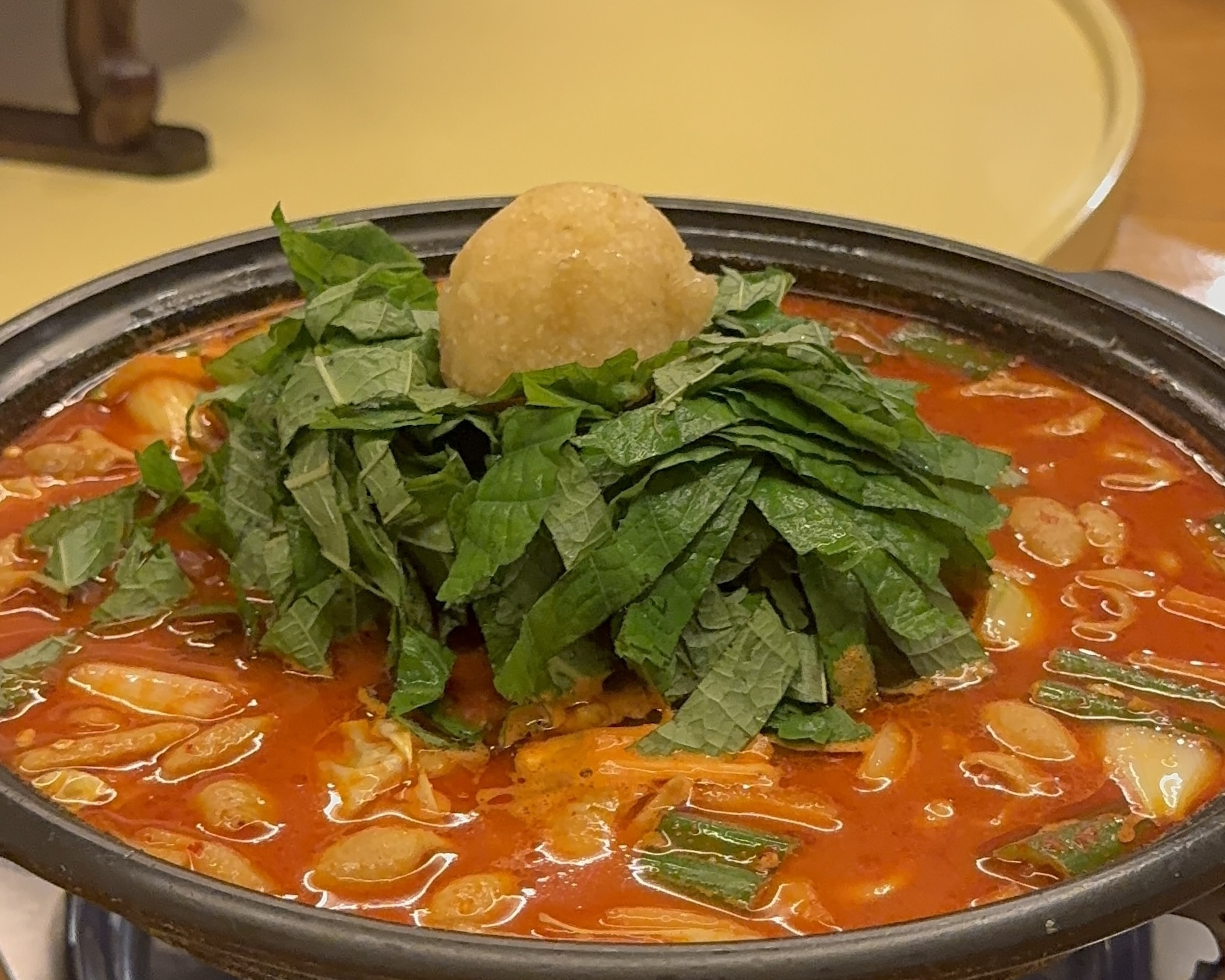 ヨネジャンの看板メニュー『豚ホルモン鍋』