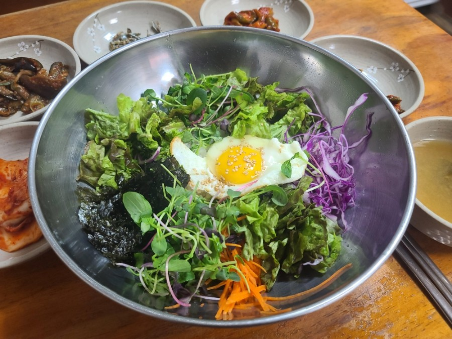 韓国の女性に人気なのが「新鮮野菜ビビンバ」
