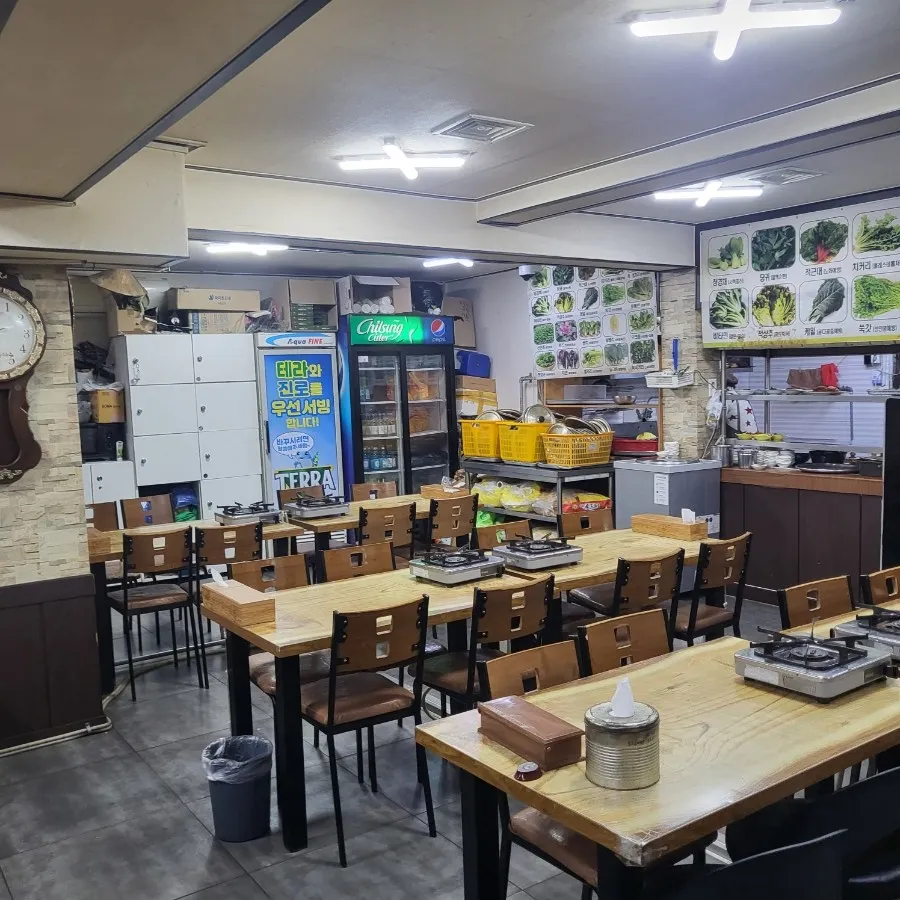 どの時間帯にも賑わう店内