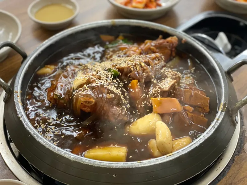骨付き豚肉の蒸し料理