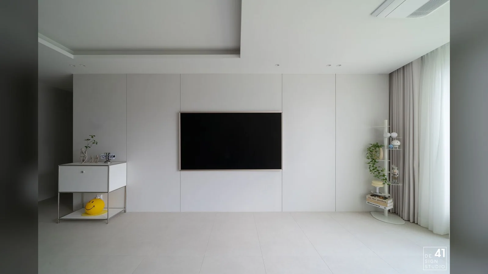 화이트 패널 TV 벽으로 정리한 거실