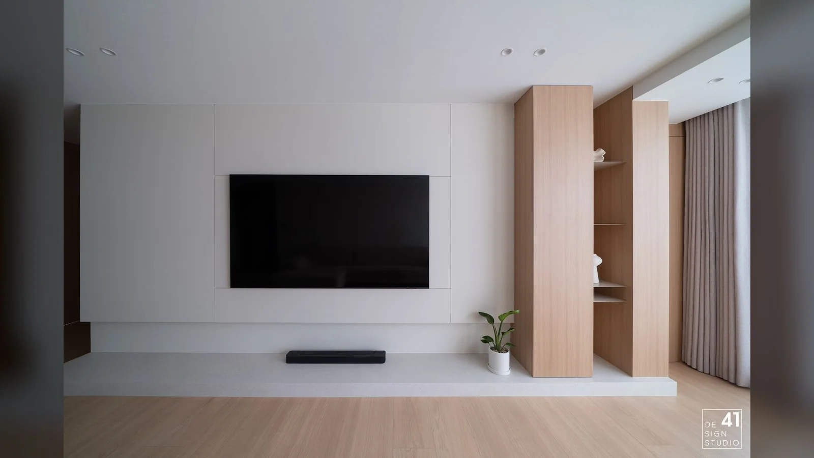 목동 9단지 38평 우드 수납과 TV 벽