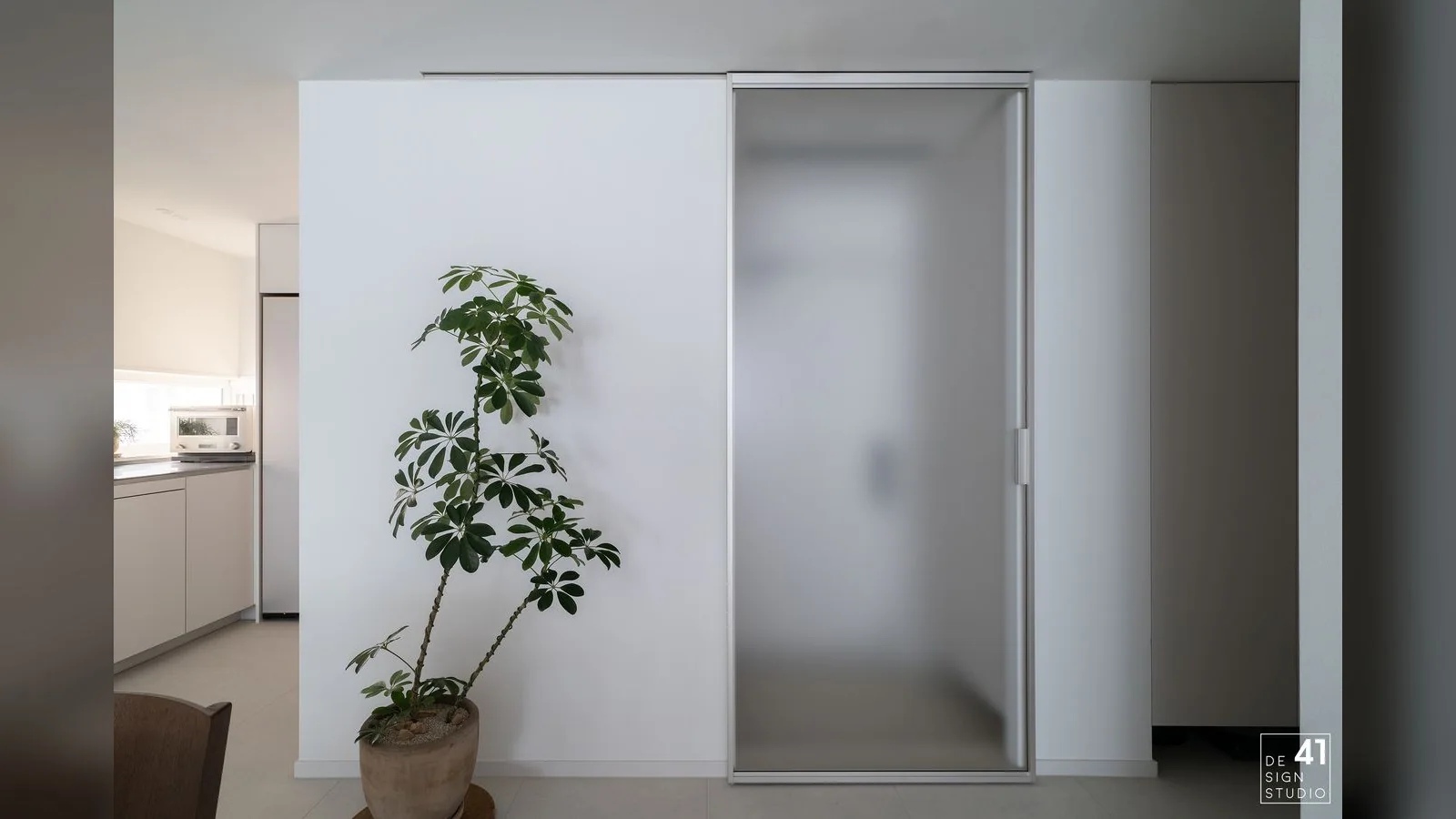 화이트 수납과 반투명 문으로 정리한 현관