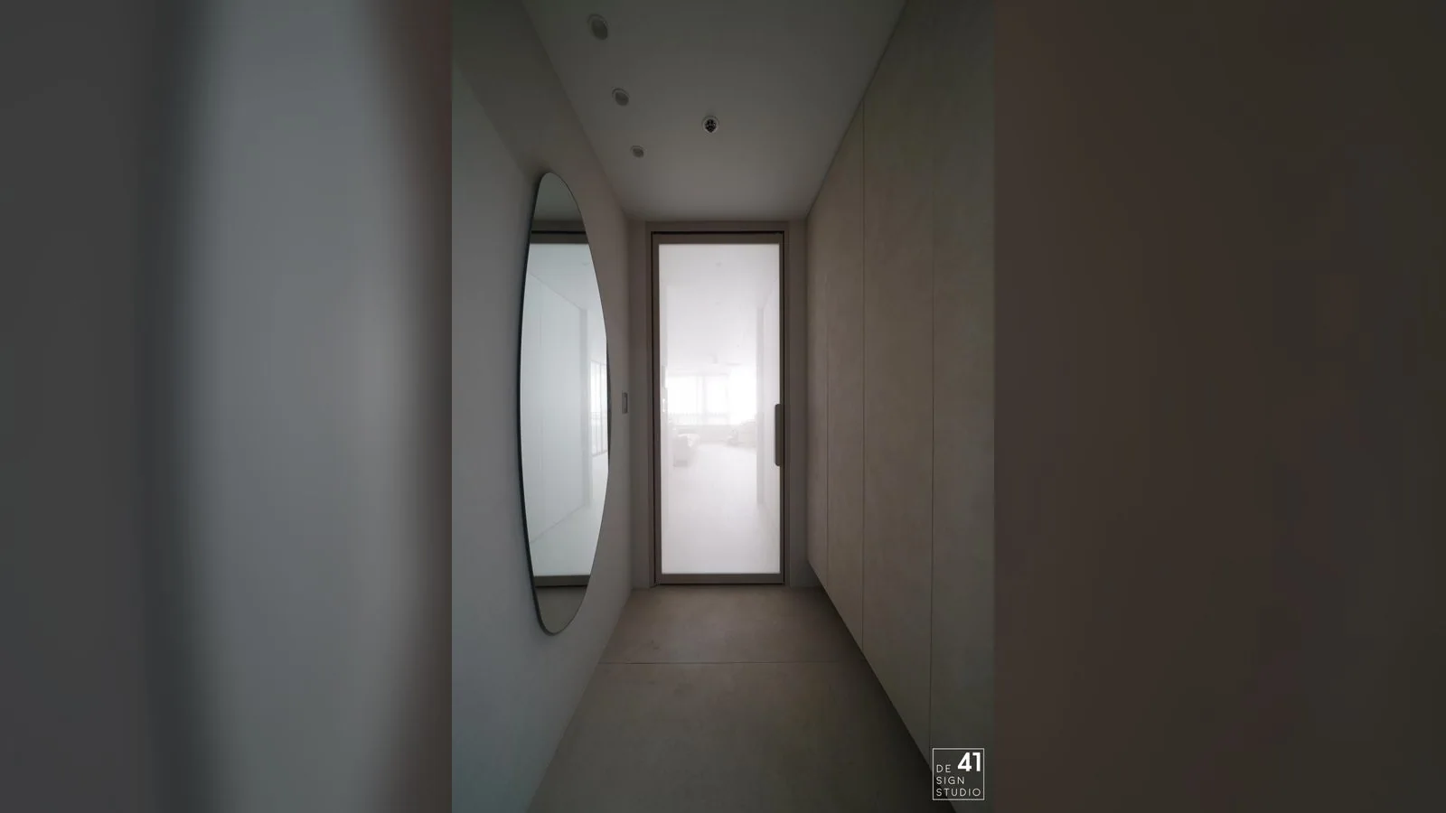 곡선 거울과 반투명 문으로 구성한 현관